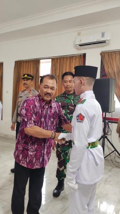 PERBEKEL KUBUTAMBAHAN MENGHADIRI PENGUKUHAN PASKIBRAKA DI KANTOR CAMAT